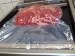 Bild 8 - eine Vakuumverpackung macht Rohfleischprodukte länger haltbar